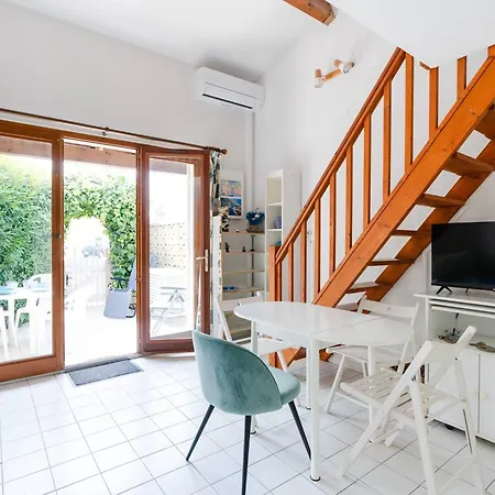 Villa Pavillon Mezzanine Climatise Proche Avec Parking - Fr-1-409a-37 *